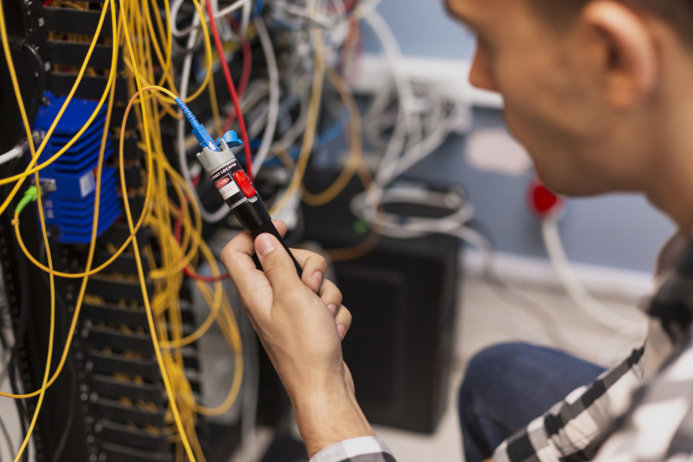 Hombre ingeniero probando fibra optica